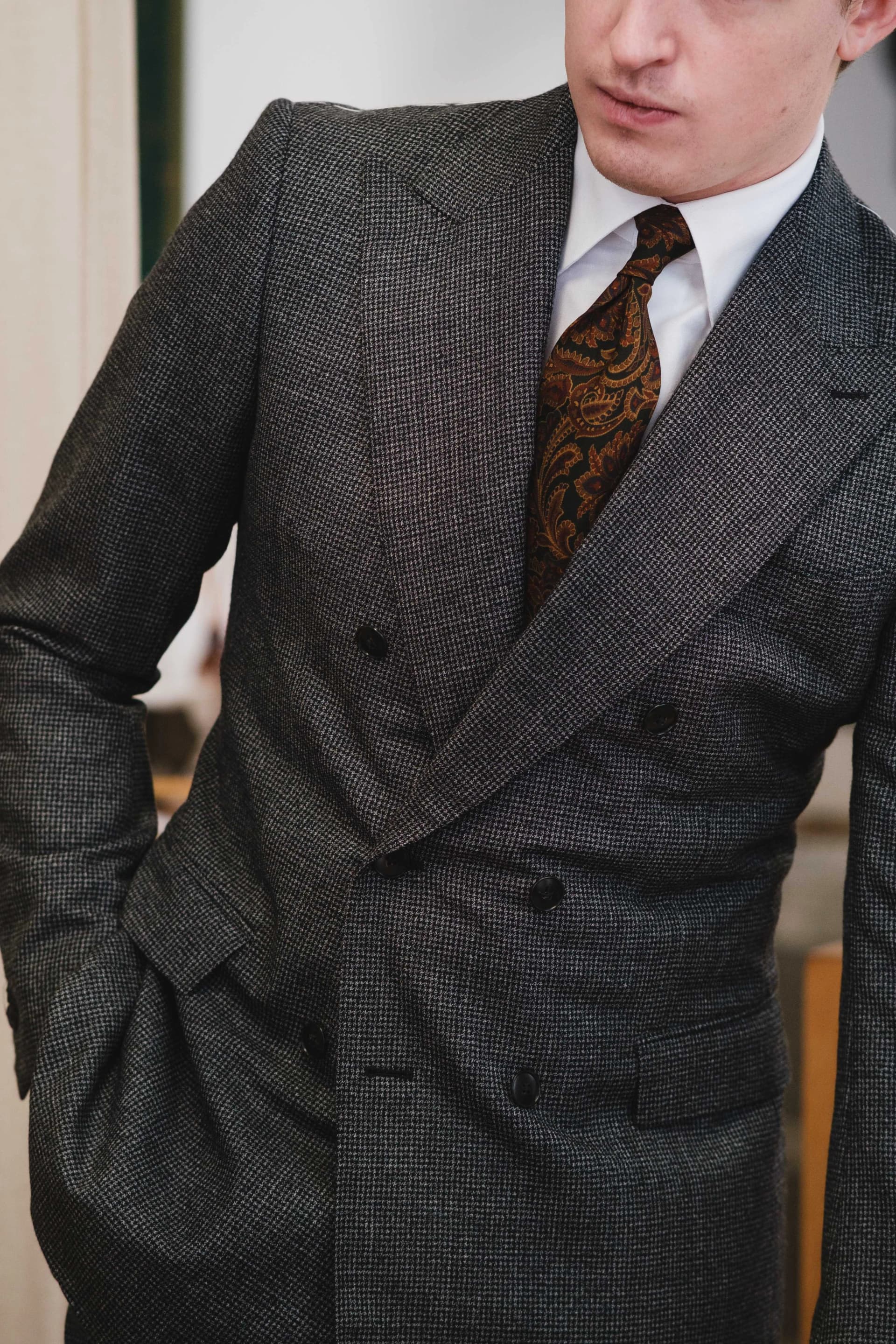Outils de tailleur traditionnels - ciseaux, mètre ruban et instruments de couture