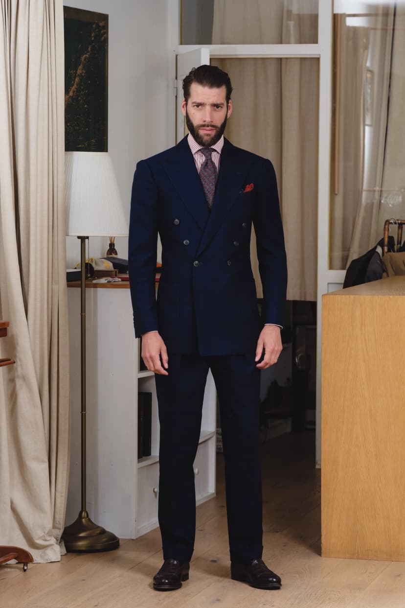 Costume navy avec chemise rayée bordeaux, cravate et pochette à motifs