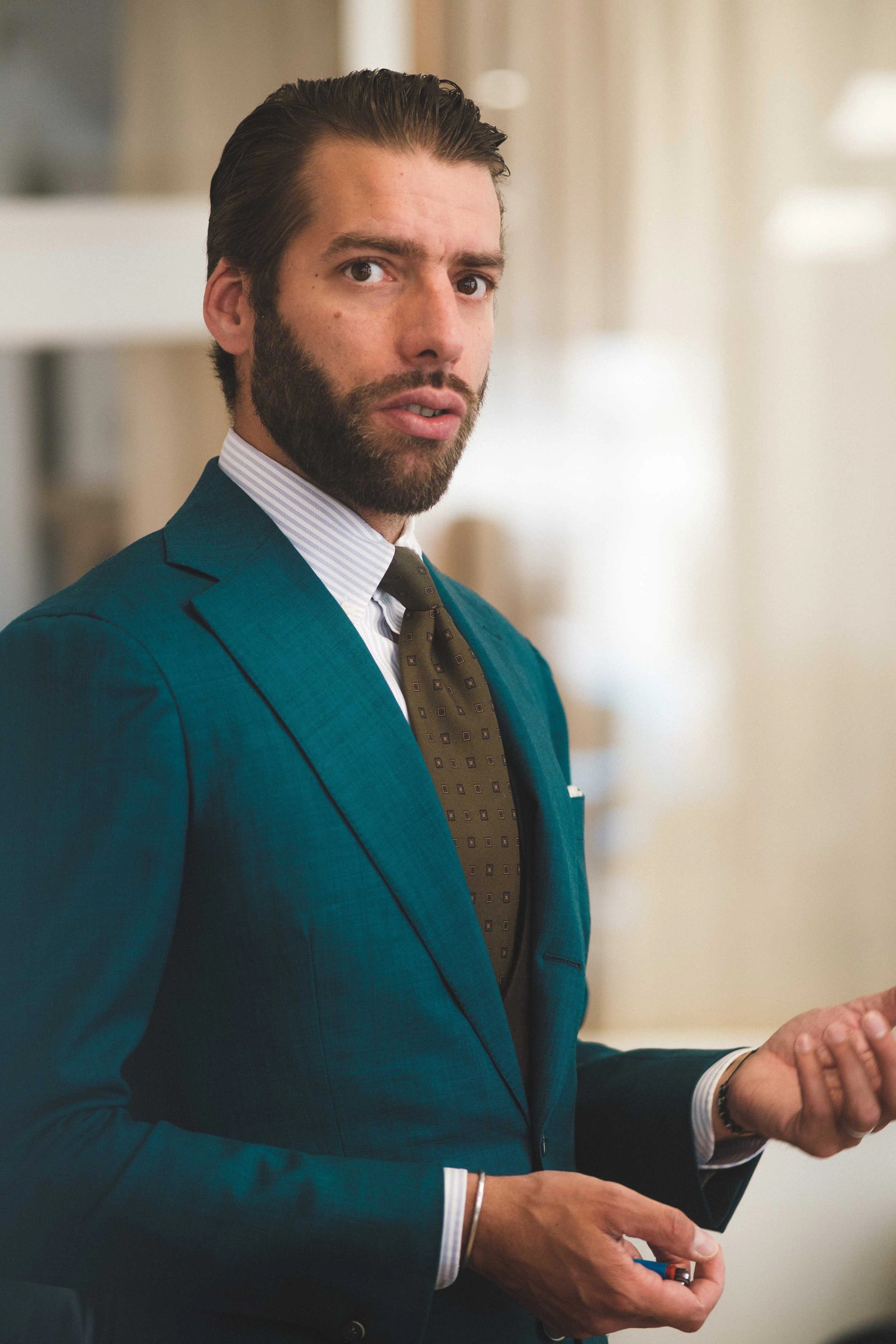 Homme en costume vert dans l'atelier Chadeyras