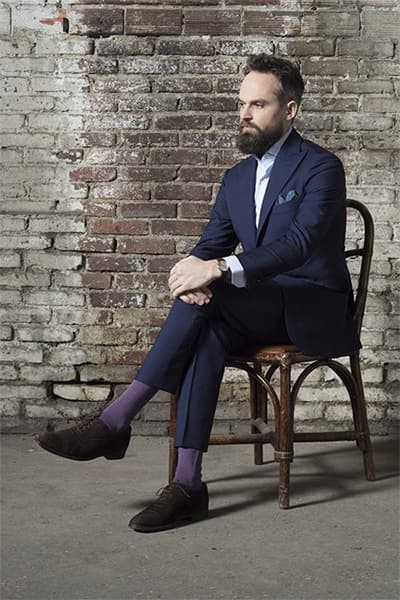 Homme élégant en costume sur mesure