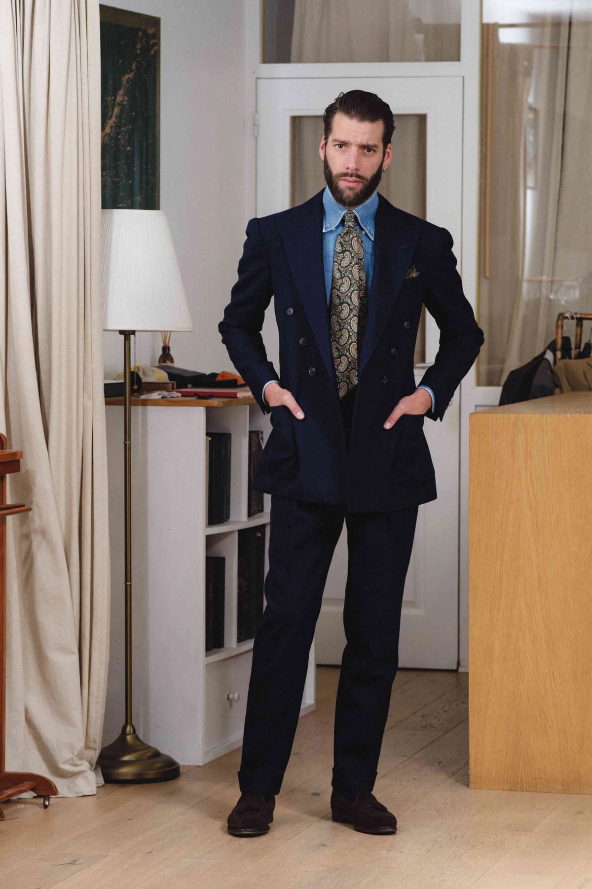 Homme élégant en costume beige dans le showroom