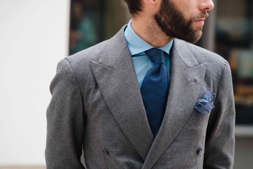 Homme en costume gris avec cravate bleue