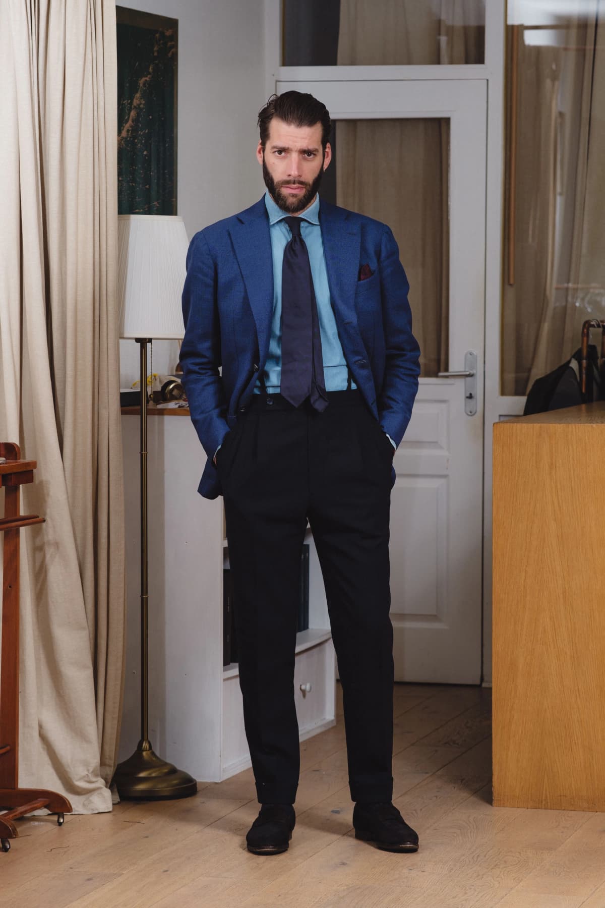 Homme en costume bleu marine dans le showroom