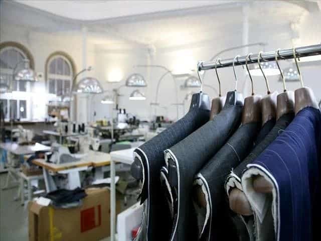 Atelier de confection avec costumes suspendus