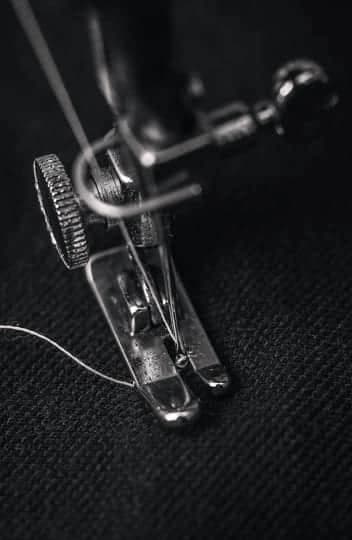 Machine à coudre en action