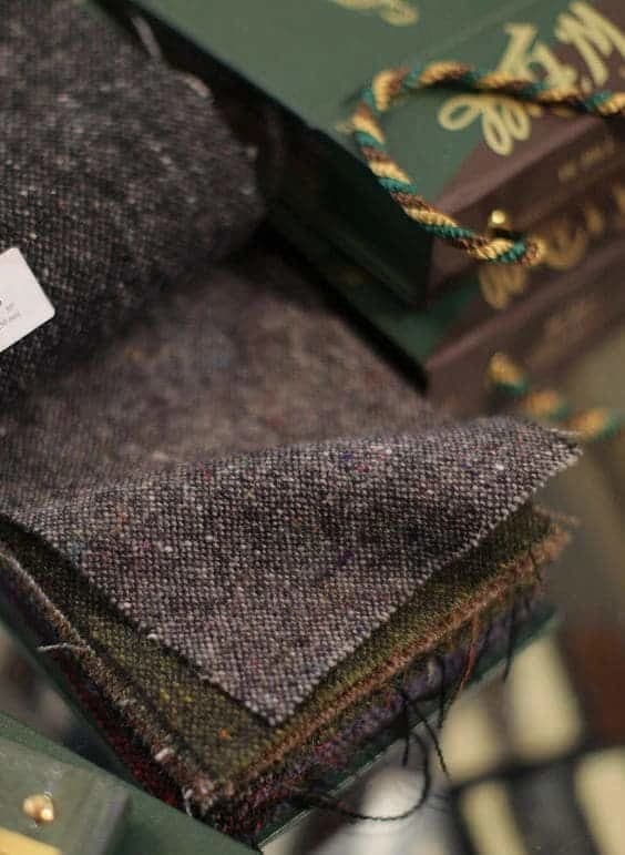 Outils de tailleur traditionnels - ciseaux, mètre ruban et instruments de couture